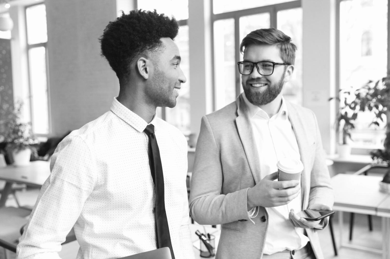 Réunion d'équipe analysant les erreurs entrepreneuriales
